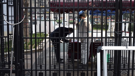 13-mn-residents-in-lockdown-in-xian-as-china-struggles-to-contain-covid