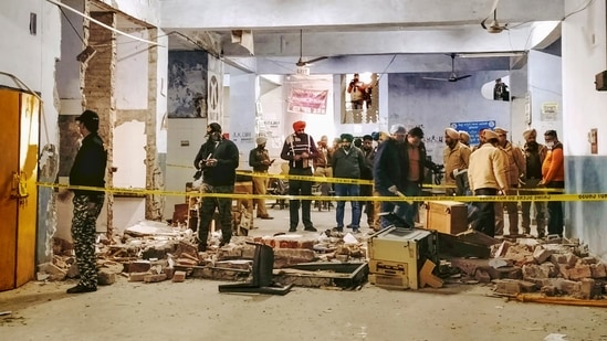 Security personnel at the site after an explosion at the Ludhiana district court complex.(PTI)