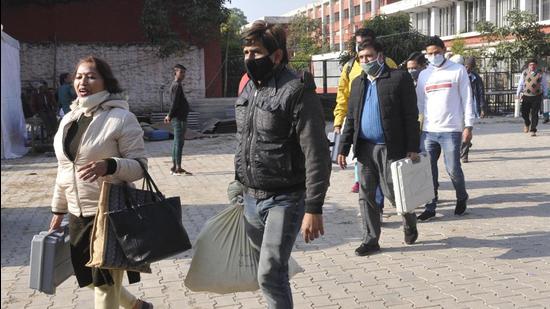 Polling staff collecting the electronic voting machines from Chandigarh College of Engineering and Technology, Sector 26, on Thursday. The municipal corporation elections will be held from 7.30am to 5pm. (Keshav Singh/HT)