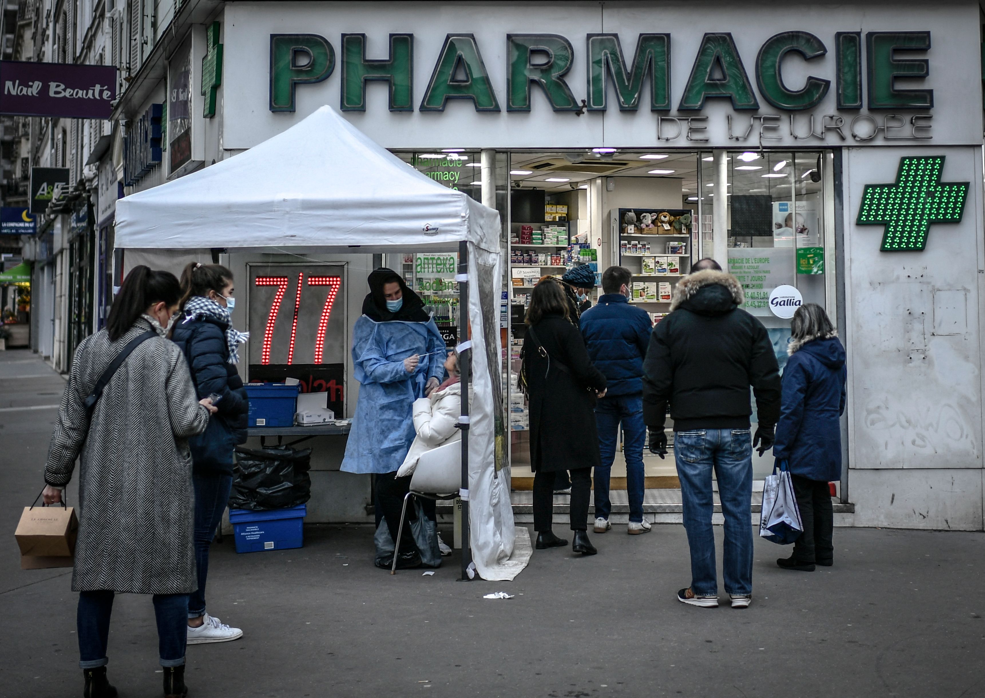 Patients wait to be tested for the novel Covid-19 in Paris on December 23, 2021. (AFP Photo) Patients wait to be tested for the novel Covid-19 in Paris on December 23, 2021. (AFP Photo)