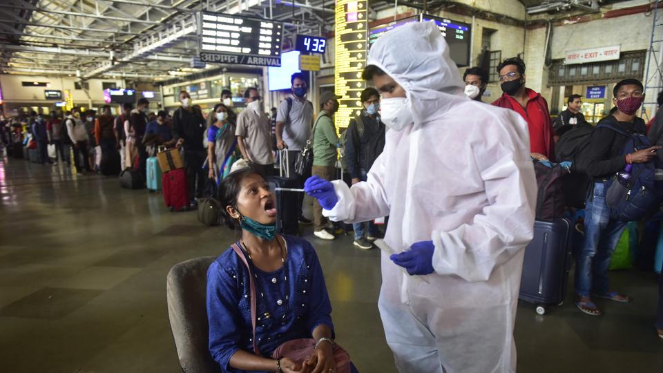 Of the 358 cases of the Omicron variant in the country, Maharashtra is leading with 88 cases, followed by Delhi with 67 and Telangana with 38. (Anshuman Poyrekar/HT file photo) Of the 358 cases of the Omicron variant in the country, Maharashtra is leading with 88 cases, followed by Delhi with 67 and Telangana with 38. (Anshuman Poyrekar/HT file photo)