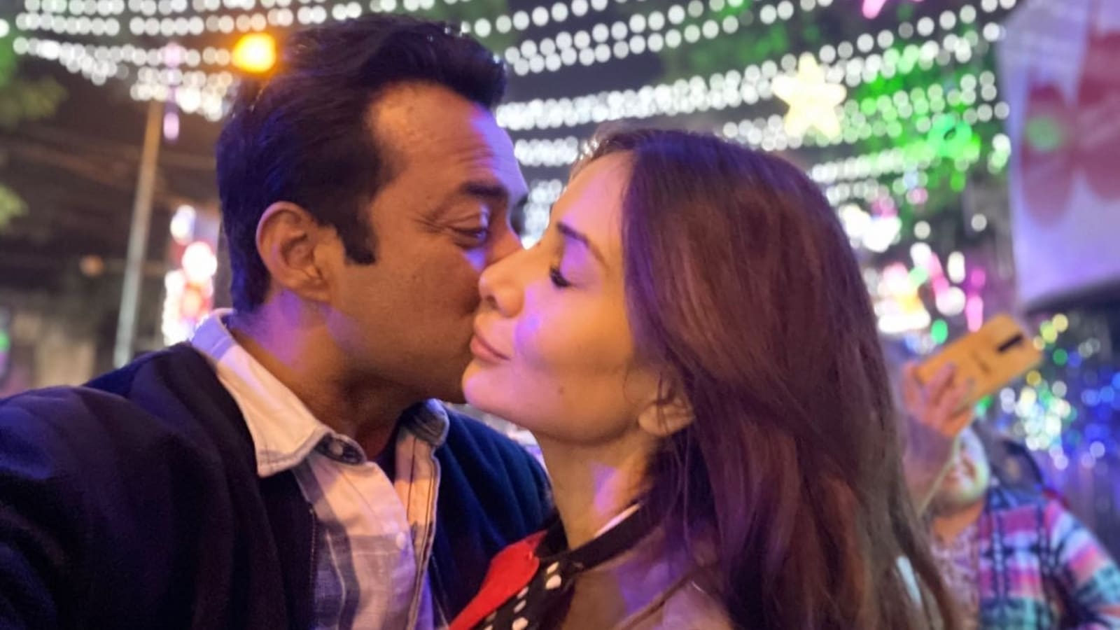 Kim Sharma gets a kiss from Leander Paes for Christmas and no, they didn't need the mistletoe. See pic