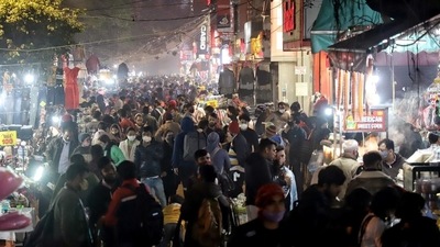 Shoppers at Sarojini Nagar market on Friday. (ANI) Shoppers at Sarojini Nagar market on Friday. (ANI)