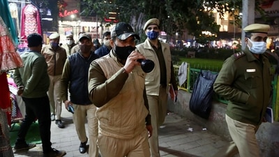 Cops in Delhi announce Covid protocols at Lajpat Nagar market area amid Omicron scare. (ANI) Cops in Delhi announce Covid protocols at Lajpat Nagar market area amid Omicron scare. (ANI)