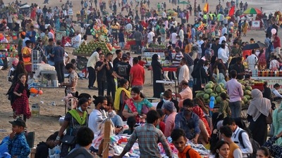 People visit Juhu beach during the ongoing coronavirus disease (Covid-19) pandemic, in Mumbai, India, December 23, 2021.&nbsp; (Niharika Kulkarni / REUTERS)