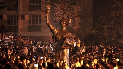 A 6.4 metre (20 foot) tall bronze "Goddess of Democracy" statue holding aloft a flame at Hong Kong's Chinese University had been removed from a public piazza just before dawn. (REUTERS)