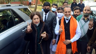 Bharatiya Janata Party (BJP) Lok Sabha MP Kirron Kher and party candidate Maheshinder Singh Sidhu show their inked-marked fingers after casting their votes in the Chandigarh Municipal Corporation Election 2021 (Ajay Kumar) Bharatiya Janata Party (BJP) Lok Sabha MP Kirron Kher and party candidate Maheshinder Singh Sidhu show their inked-marked fingers after casting their votes in the Chandigarh Municipal Corporation Election 2021 (Ajay Kumar)