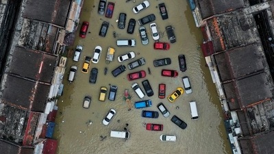 Aerial view shows vehicles and buildings inundated by floods in Shah Alam's Taman Sri Muda, one of the worst hit neighbourhoods in Selangor state, Malaysia. (Reuters)