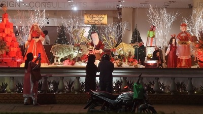 People take pictures of Christmas decorations at Bandra in Mumbai on Thursday, Dec. 23, 2021. (PTI) People take pictures of Christmas decorations at Bandra in Mumbai on Thursday, Dec. 23, 2021. (PTI)