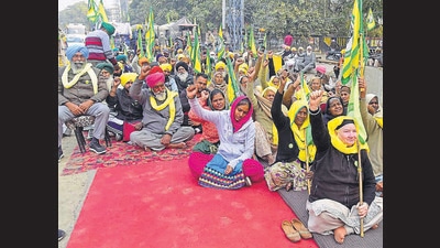 The farmers had commenced a five-day, 24-hour protest outside the mini secretariat, Ludhiana on December 20, seeking fulfilment of the promises made by the Congress government ahead of the state polls. (Gurpreet Singh/ Ludhiana) The farmers had commenced a five-day, 24-hour protest outside the mini secretariat, Ludhiana on December 20, seeking fulfilment of the promises made by the Congress government ahead of the state polls. (Gurpreet Singh/ Ludhiana)