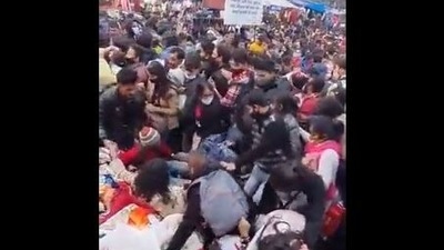 The video of overcrowding in Delhi's Sarojini market has gone viral.&nbsp;