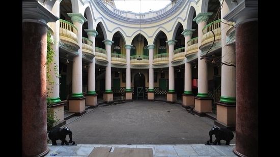 A pillared courtyard at a Daw family mansion. A typical colonial-era mansion in north Calcutta was divided into three sections — public rooms, private rooms, and a worship hall and courtyard between the two. Larger houses had multiple courtyards and gardens. (Photo by Anirban Mitra) A pillared courtyard at a Daw family mansion. A typical colonial-era mansion in north Calcutta was divided into three sections — public rooms, private rooms, and a worship hall and courtyard between the two. Larger houses had multiple courtyards and gardens. (Photo by Anirban Mitra)