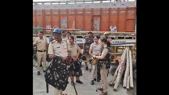 Ahead of the BJP’s August 28 programme in Karnal against which the farmers were protesting, the then Karnal SDM, Ayush Sinha, was caught on camera allegedly instructing police personnel to hit the protesting farmers on the head if they breached the cordon. (HT file photo)