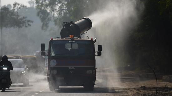 A truck mounted with an anti-smog gun is being used to spray water droplets to curb air pollution, at Kashmiri Gate in New Delhi. (Amal KS/ HT photo) A truck mounted with an anti-smog gun is being used to spray water droplets to curb air pollution, at Kashmiri Gate in New Delhi. (Amal KS/ HT photo)