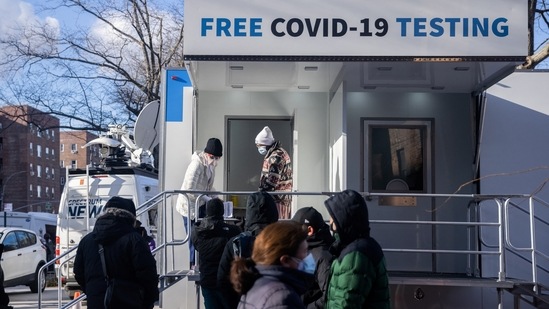 People queue for a coronavirus disease (Covid-19) test at a popup testing site as the Omicron coronavirus variant continues to spread.&nbsp;(Reuters File Photo)