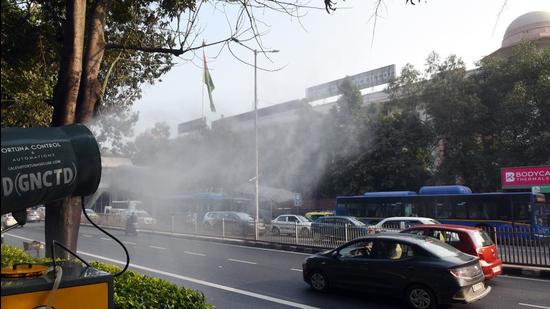 2021 in numbers: A month-by-month comparison of Delhi’s air quality does not indicate that the improvement in annual average AQI in 2021 over 2018 or 2019 has much to do with steps to control pollution (Amal KS/HT Photo)