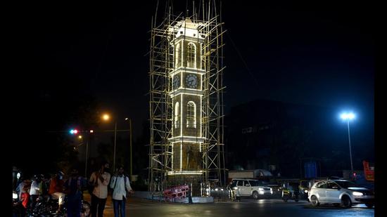 Navi Mumbai civic body’s renovation work going on at the clock tower near APMC market in Vashi. (BACHCHAN KUMAR/HT PHOTO)