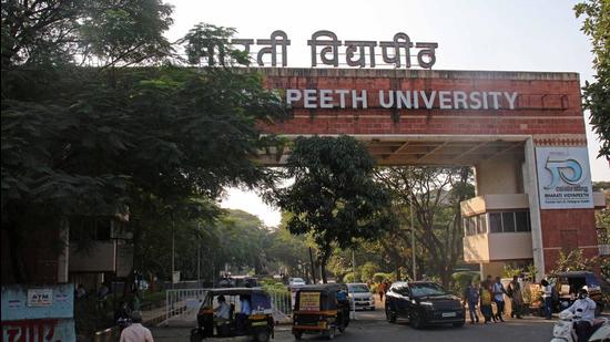 With the students of Bharati Vidyapeeth University (BVU) facing issues related to attending their examination centres in person as only offline option was allowed, the varsity has now decided to allow students to appear for exams online. (RAVINDRA JOSHI/HT)