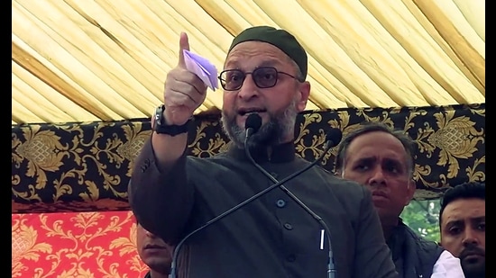 In a series of tweets, All India Majlis-E-Ittehadul Muslimeen (AIMIM) chief Owaisi shared a video clip which has been widely circulated on social media