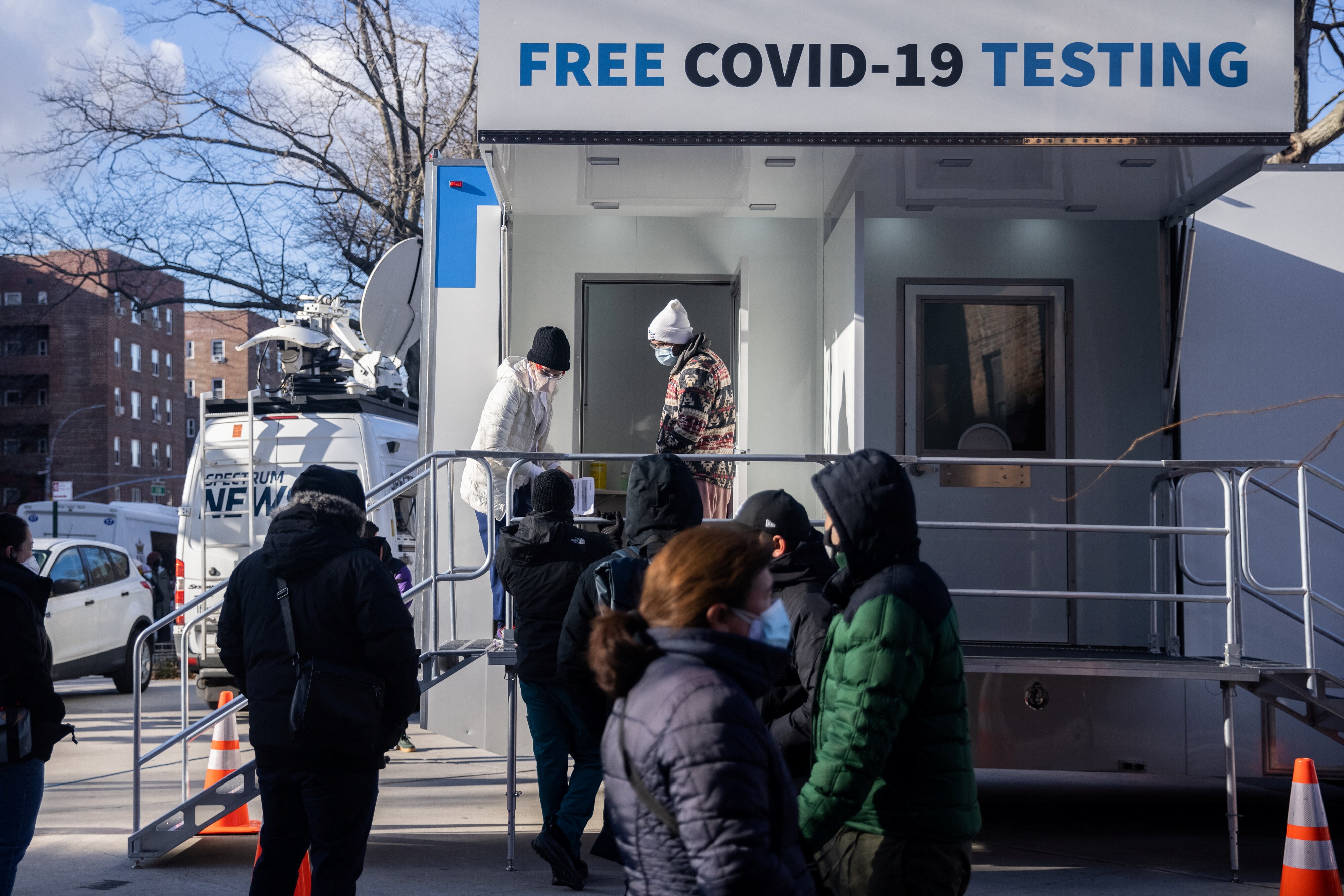 People queue for a coronavirus disease (Covid-19) test at a popup testing site as the Omicron coronavirus variant continues to spread.&nbsp; (Reuters File Photo)