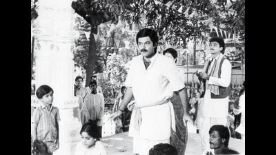 Anil Kapoor on the sets of Eeshwar (Dinesh Raheja) Anil Kapoor on the sets of Eeshwar (Dinesh Raheja)