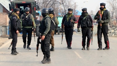 Army soldiers return after neutralizing two unidentified terrorists at an encounter in Shopian.&nbsp; (ANI)