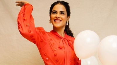 Many Bollywood celebrities wished their fans on social media Merry Christmas, from Kareena Kapoor Khan to Anushka Sharma and Taapsee Pannu. Genelia D'Souza also sent her best wishes on the joyous occasion of Christmas. However, she gave it her own fashionable twist, and we love every bit of it. (Instagram/@geneliad) Many Bollywood celebrities wished their fans on social media Merry Christmas, from Kareena Kapoor Khan to Anushka Sharma and Taapsee Pannu. Genelia D'Souza also sent her best wishes on the joyous occasion of Christmas. However, she gave it her own fashionable twist, and we love every bit of it. (Instagram/@geneliad)