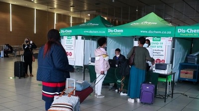 Passengers queue to get a PCR test against the coronavirus disease (Covid-19) before traveling on international flights, at OR Tambo International Airport in Johannesburg, South Africa.&nbsp; (Sumaya Hisham / REUTERS)
