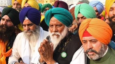 The announcement came even as the SKM, the umbrella body of farmer unions that spearheaded the yearlong agitation against the three agriculture laws, distanced itself from the outfit floated on Saturday. In picture - Farmer leader Balbir Singh Rajewal (center) during his visit to the Golden Temple in Amritsar. (AFP File Photo) The announcement came even as the SKM, the umbrella body of farmer unions that spearheaded the yearlong agitation against the three agriculture laws, distanced itself from the outfit floated on Saturday. In picture - Farmer leader Balbir Singh Rajewal (center) during his visit to the Golden Temple in Amritsar. (AFP File Photo)