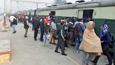 Commuters board a crowded Covid Special EMU train, amid concern over rising Omicron cases, in Gautam Buddha Nagar. (PTI) Commuters board a crowded Covid Special EMU train, amid concern over rising Omicron cases, in Gautam Buddha Nagar. (PTI)
