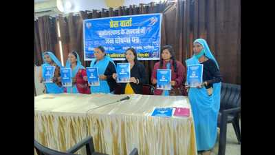 The “Jal Sahelis” working for water conservation and revival of ponds in Bundelkhand region releasing their public manifesto for the 2022 UP assembly election in Lucknow. (HT PHOTO)