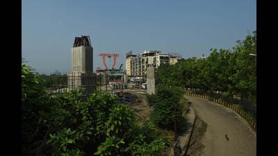 MMRDA to develop roundabouts on Airoli-Katai Naka freeway in Navi Mumbai to ease traffic congestion. The freeway would have two arms or elevated roads in Navi Mumbai. While the first arm will start near the Mulund-Airoli creek bridge (Airoli end), the other will start from Thane-Belapur Road. (BACHCHAN KUMAR/HT PHOTO)