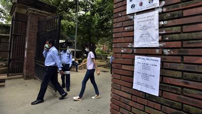 Students at the Delhi University Campus. (Sanjeev Verma/HT PHOTO)