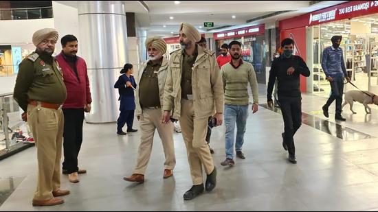 Cops checking a mall in Mohali amid heightened security concerns following the Ludhiana court complex blast. (HT Photo)