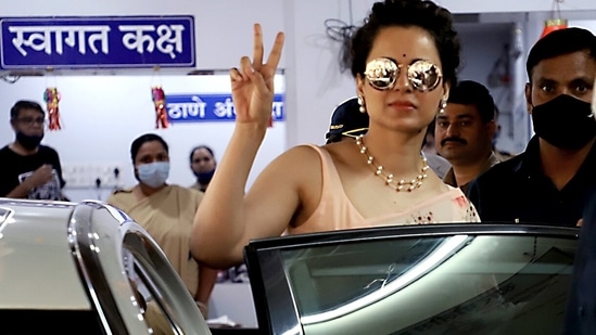 Kangana Ranaut shows a victory sign as she arrives at Khar Police Station, in Mumbai on Thursday.&nbsp;(Sunil Khandare)