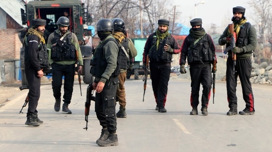 Army soldiers return after neutralizing two unidentified terrorists at an encounter in Shopian.&nbsp;(ANI)