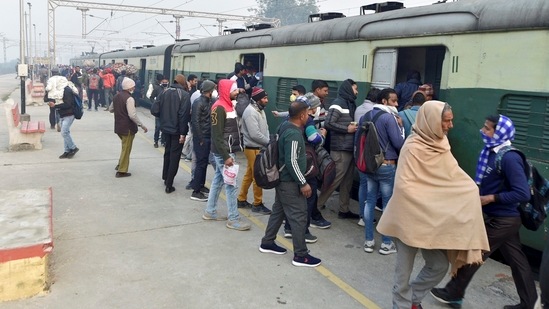 Commuters board a crowded Covid Special EMU train, amid concern over rising Omicron cases, in Gautam Buddha Nagar.(PTI) Commuters board a crowded Covid Special EMU train, amid concern over rising Omicron cases, in Gautam Buddha Nagar.(PTI)