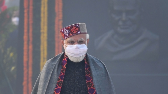 Prime Minister Narendra Modi pays tributes to former prime minister Atal Bihari Vajpayee on his birth anniversary, at Sadaiv Atal, on Saturday.(PTI) Prime Minister Narendra Modi pays tributes to former prime minister Atal Bihari Vajpayee on his birth anniversary, at Sadaiv Atal, on Saturday.(PTI)