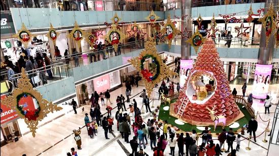 Visitors throng Ambiance Mall on Christmas , in Gurugram on Saturday. A right-wing Hindu group allegedly disrupted a Christmas meet in a local school at Gurugram’s Pataudi. (Vipin Kumar/HT PHOTO)