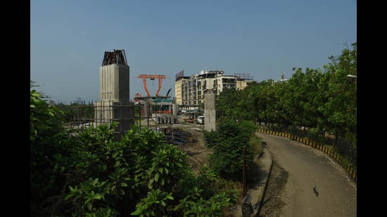 MMRDA to develop roundabouts on Airoli-Katai Naka freeway in Navi Mumbai to ease traffic congestion. The freeway would have two arms or elevated roads in Navi Mumbai. While the first arm will start near the Mulund-Airoli creek bridge (Airoli end), the other will start from Thane-Belapur Road. (BACHCHAN KUMAR/HT PHOTO) MMRDA to develop roundabouts on Airoli-Katai Naka freeway in Navi Mumbai to ease traffic congestion. The freeway would have two arms or elevated roads in Navi Mumbai. While the first arm will start near the Mulund-Airoli creek bridge (Airoli end), the other will start from Thane-Belapur Road. (BACHCHAN KUMAR/HT PHOTO)