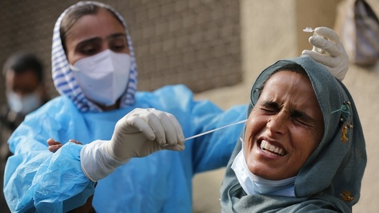 Since being detected in South Africa on November 24, Omicron has spread to more than 100 countries. In India, it has infected over 400 people.(PTI Photo) Since being detected in South Africa on November 24, Omicron has spread to more than 100 countries. In India, it has infected over 400 people.(PTI Photo)