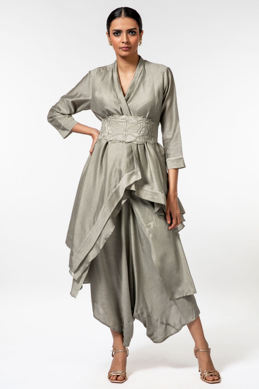 Play around with bold sleeves and simple necklines and you can add drama to a comfortable silhouette too. (Aikeyah) Play around with bold sleeves and simple necklines and you can add drama to a comfortable silhouette too. (Aikeyah)