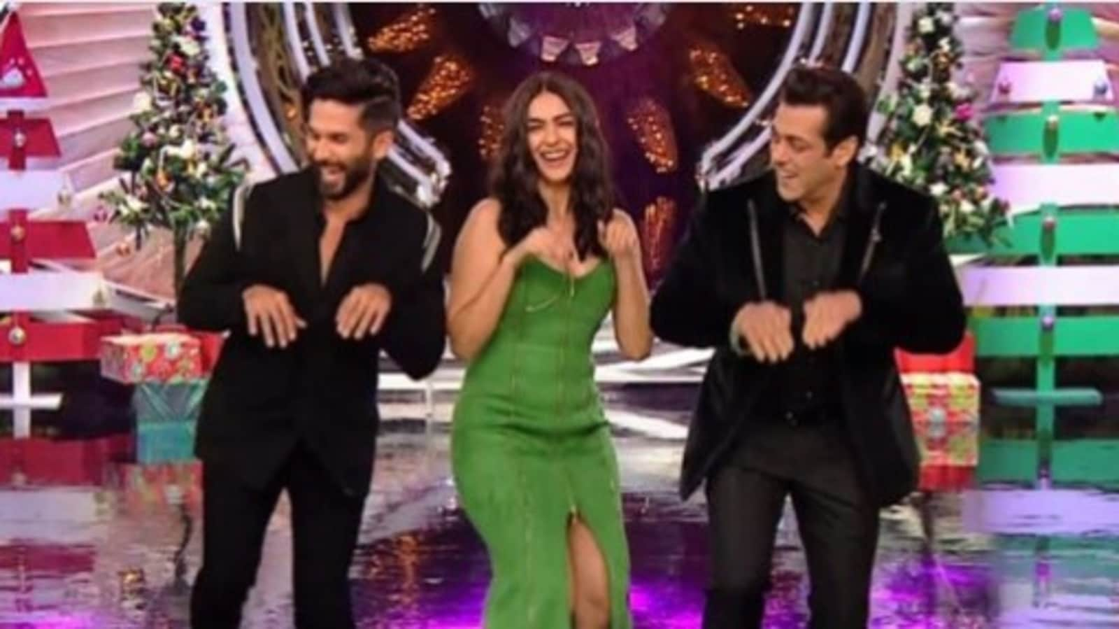 Salman dances with Shahid Kapoor, asks him to teach him ‘agal bagal’ step