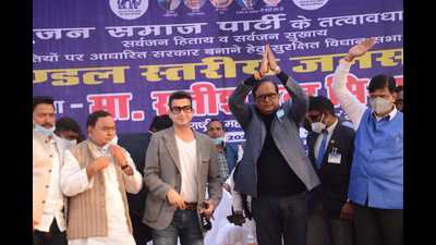 Bahujan Samaj Party (BSP) national general secretary Satish Chandra Mishra addressing a public meeting in Milkipur area of Ayodhya district on Sunday (HT)