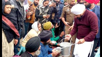 Chief minister Charanjit Singh Channi serving langar to devotees during the second day of Shaheedi Jor Mela at Gurdwara Fatehgarh Sahib on Sunday. (ANI) Chief minister Charanjit Singh Channi serving langar to devotees during the second day of Shaheedi Jor Mela at Gurdwara Fatehgarh Sahib on Sunday. (ANI)