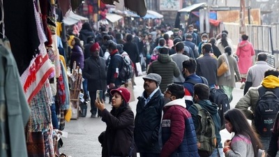 Tourists seen strolling without wearing face masks at the Lakkar Bazaar, Shimla, on Friday. Even as the Omicron threat looms large, tourists are thronging Himachal to celebrate Christmas and New Year. (HT) Tourists seen strolling without wearing face masks at the Lakkar Bazaar, Shimla, on Friday. Even as the Omicron threat looms large, tourists are thronging Himachal to celebrate Christmas and New Year. (HT)