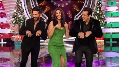 Salman Khan dances with Mrunal Thakur and Shahid Kapoor. (Instagram)