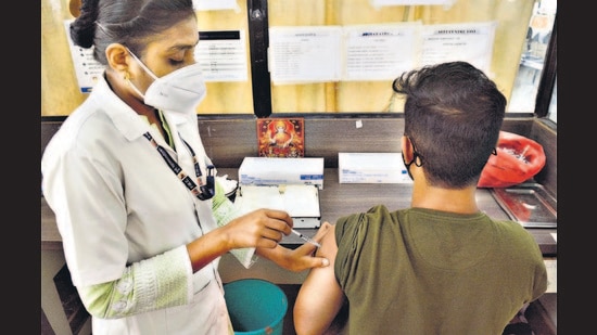 A beneficiary gets a vaccine dose at Kamla Nehru hospital on Friday, December 24. (Shankar Narayan/HT PHOTO)