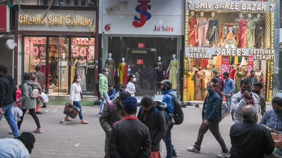 Delhi's Sarojini Market switched to an odd-even pattern for this weekend.(PTI)