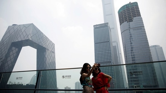 Women pose for pictures at a shopping mall near the CCTV headquarters and China Zun skyscraper in Beijing's central business district (CBD), China, July 16, 2020. (File Photo / REUTERS) Women pose for pictures at a shopping mall near the CCTV headquarters and China Zun skyscraper in Beijing's central business district (CBD), China, July 16, 2020. (File Photo / REUTERS)
